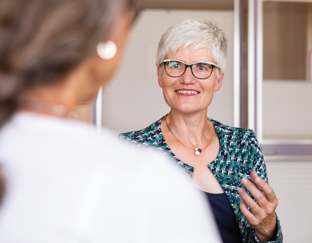 Die Ärztin Dr. Angelika Schelte ist im Patientengespräch.